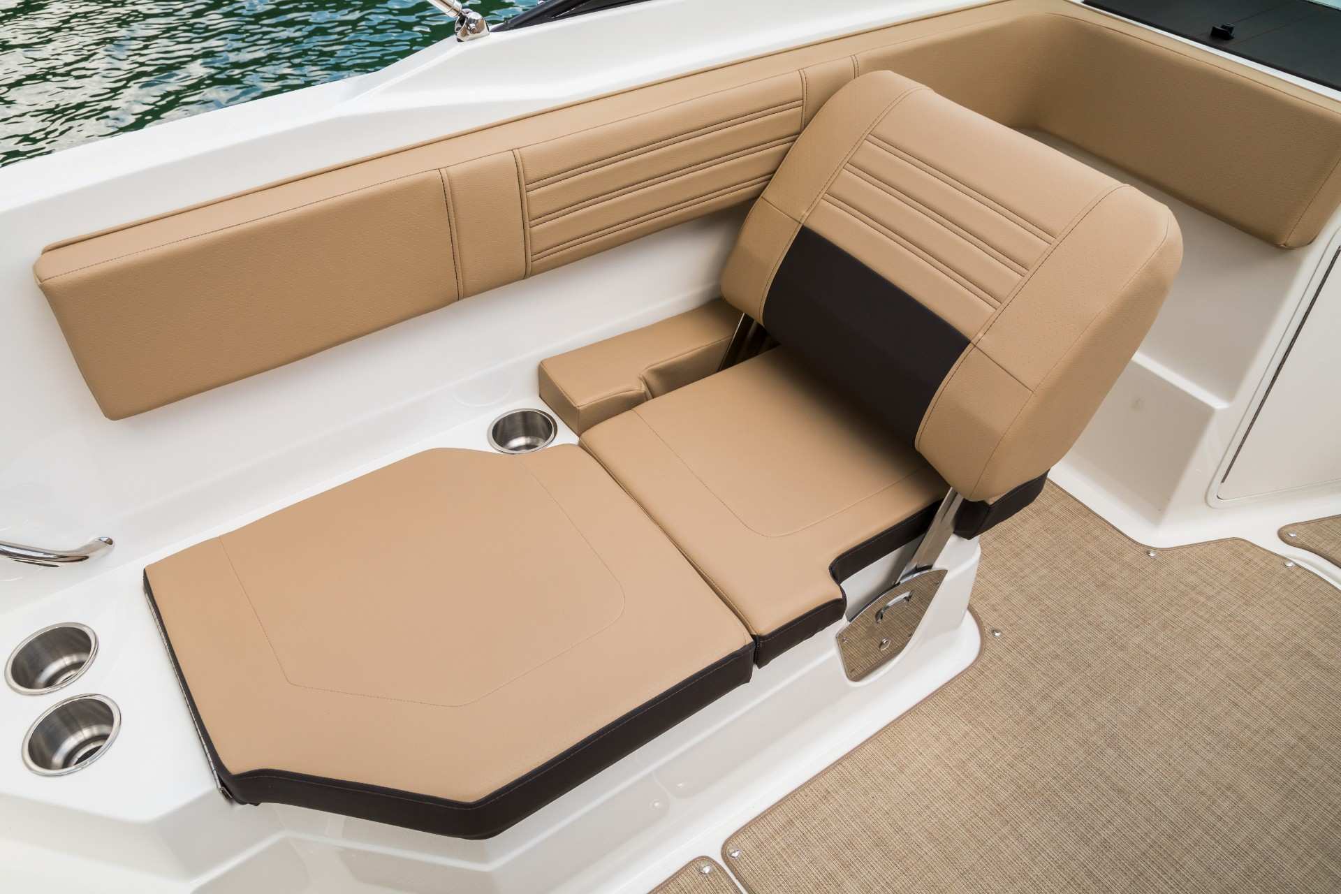 SPX 210 Outboard companion seat